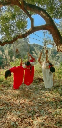 三个女子被吊在野外
