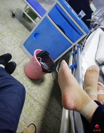 偷拍老婆医院陪床时的破短丝袜脚，该给她买几双新的了。