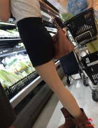 超市里购物的短裙小女人 腿型超级好 肉丝配棕色短靴子